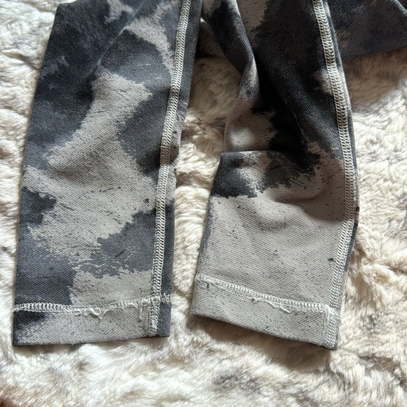 EUC Lululemon Wunder Under Pant Floral Platoon Silver Spoon Ambient Grey size 2 - Picture 7 of 8